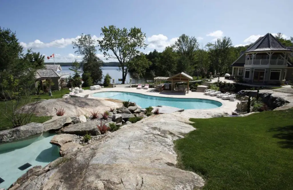 Lakeside cottage with pool in Canadian countryside.