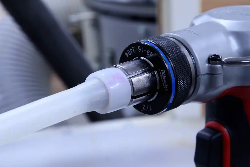 Impact wrench tightening pipe connection