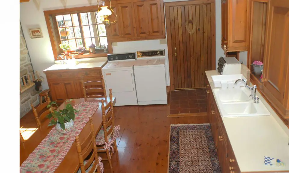Combining kitchen and laundry facilities makes big practical sense, and with today’s sink and faucet hardware it also looks terrific.