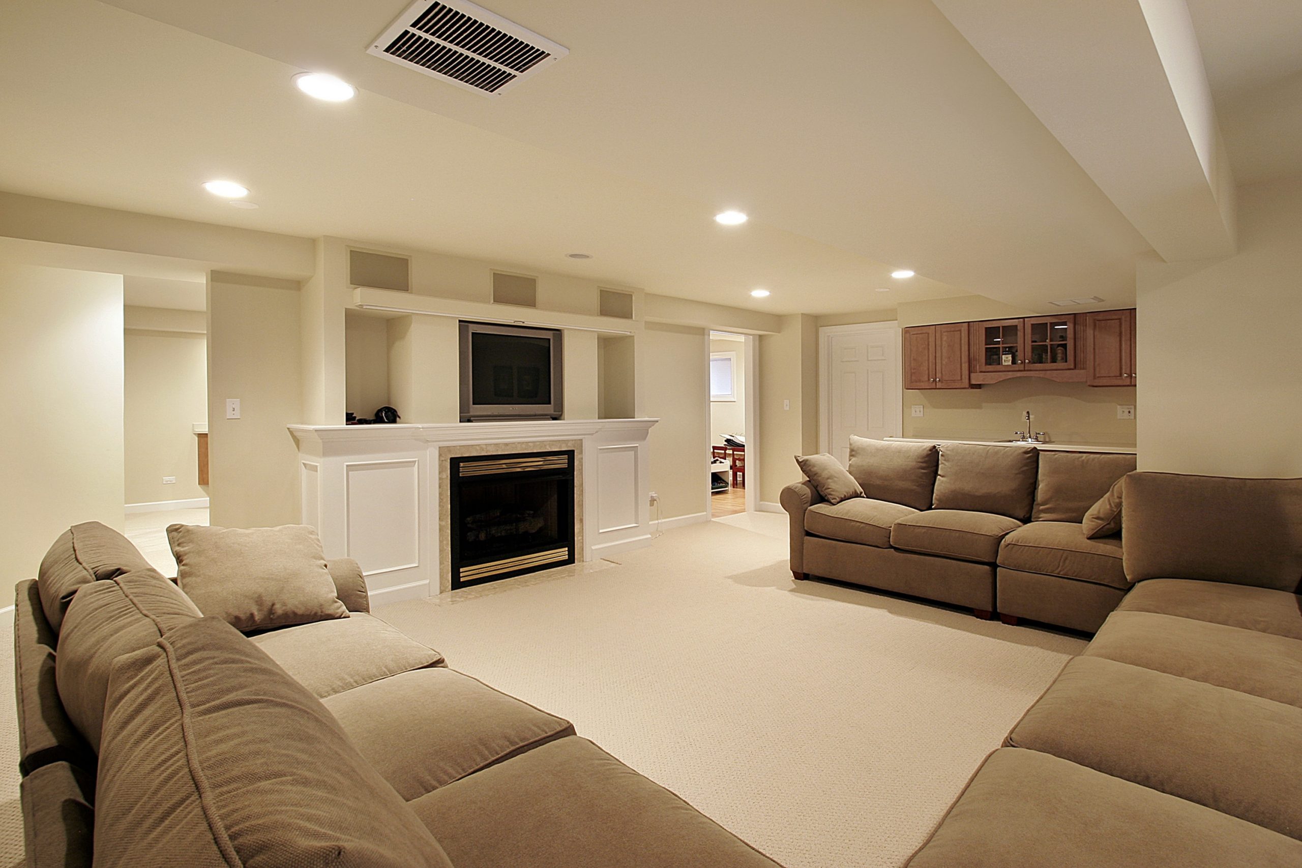 FINISHING A BASEMENT REC ROOM   How to Avoid the 18 Deadly Mistakes ...