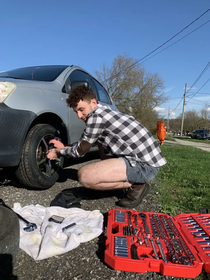Our Jacob changing from winter to summer tires in the driveway of the university residence he shares with other students. “I find this work cathartic and restorative in a way that allows me to bring my best self to every other pursuit”, says Jake.