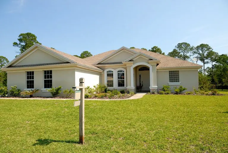 Single-storey house with for sale sign