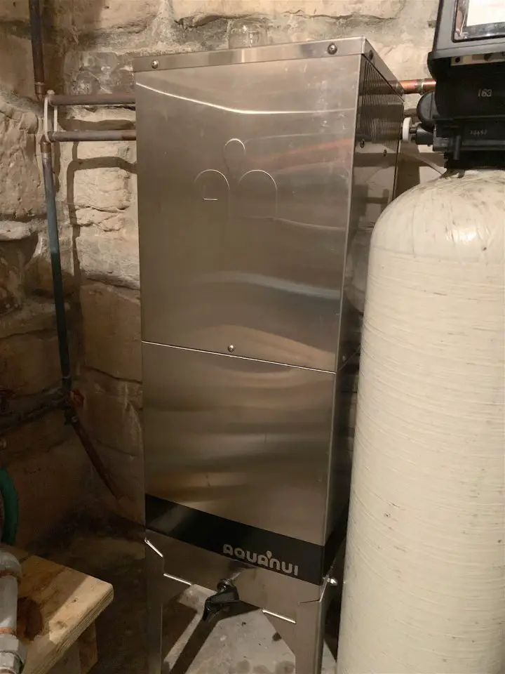 This automatic distiller boils water, condenses the steam, then stores the distilled water in the lower part of the unit. You can get water by drawing off from the spigot at the bottom, or get distilled from the water dispenser of the fridge in the kitchen.