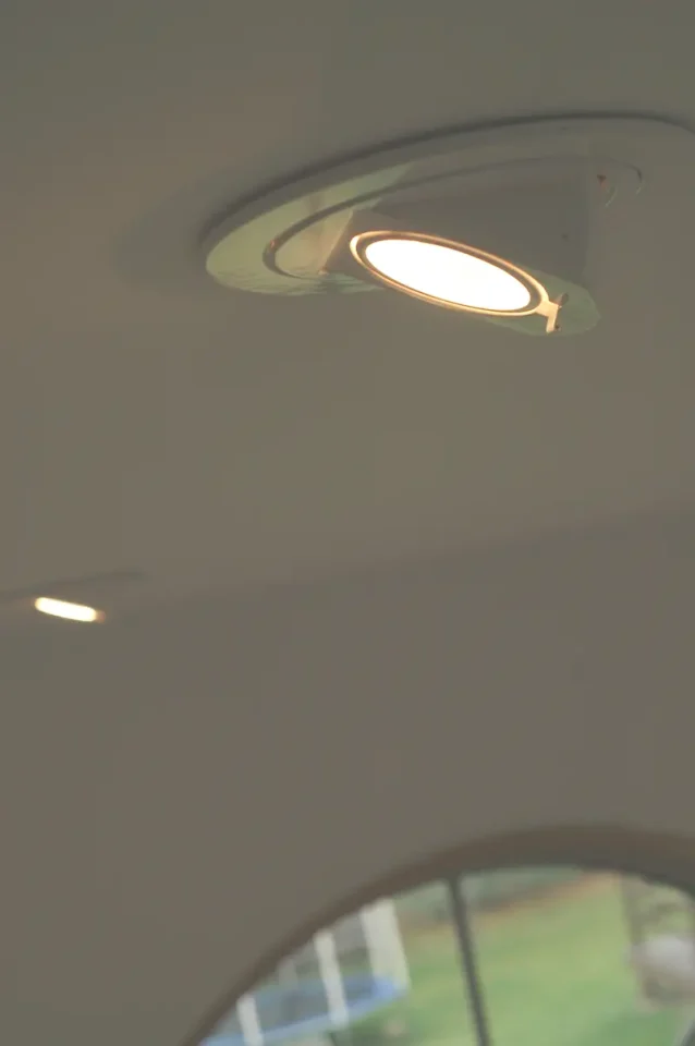 Recessed ceiling light with circular frame