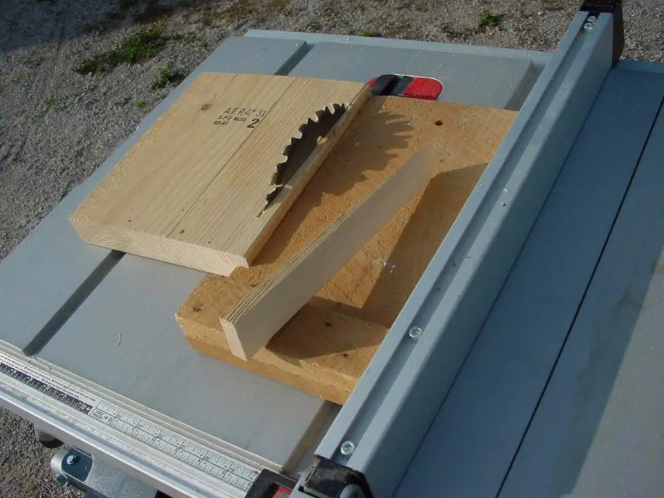 This home-made tablesaw jig allows wooden building wedges to be cut to any dimensions that make sense.