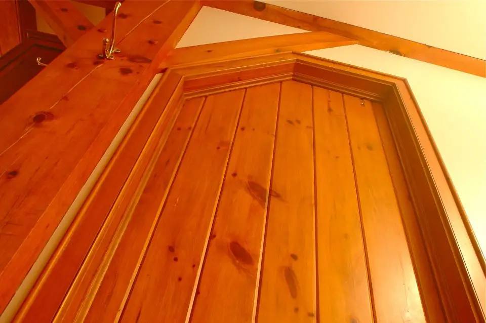 This irregular door trim was pre-joined into a trim frame before mounting that frame on the wall. Faster results and gap-free joinery are the advantages of this approach.