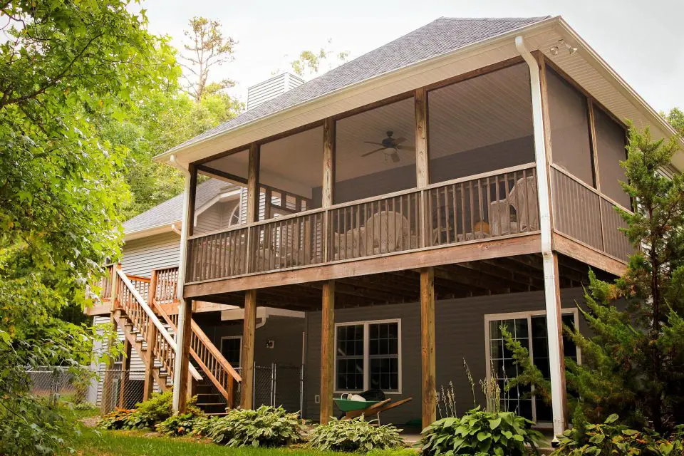 Two-storey cottage with screened porch and garden