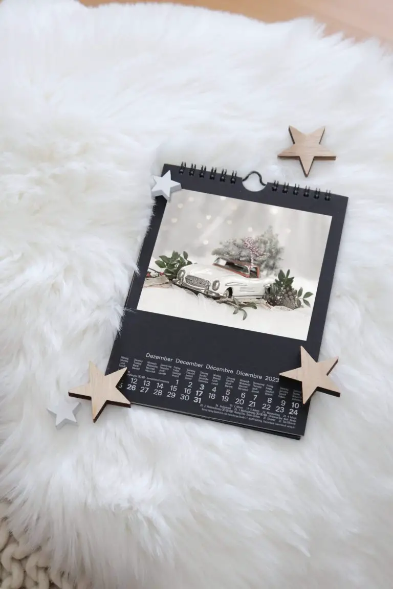 Calendar on furry rug with wooden stars.